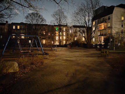 Voor mijn oog was de speeltuin bijna helemaal donker.