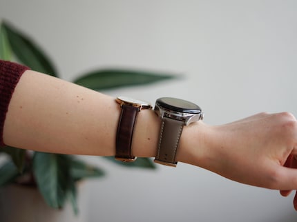 Vergelijking van het horloge met mijn analoge model laat zien dat het goed dik is
