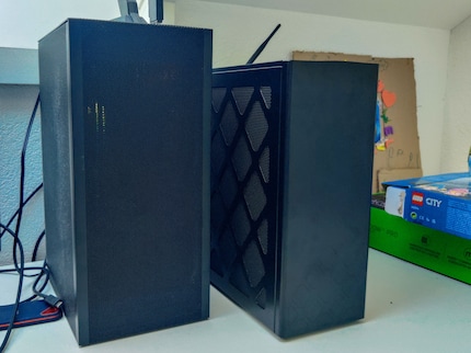 De NUC (rechts) is niet echt kleiner dan mijn Mini-ITX pc.