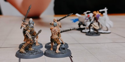 Klassieke pen-en-papier: liefdevol geschilderde figuurtjes op een eenvoudige geruite kaart, tot leven gebracht door de verbeelding van de Dungeon Master.