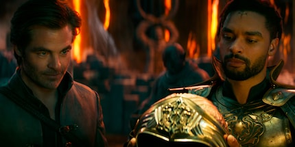 Edgin (Chris Pine) en Xenk (Regé-Jean Page) op zoek naar een waardevol relikwie.