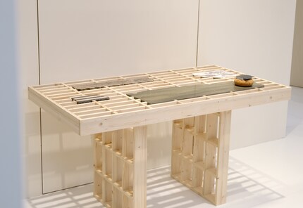 De houten structuur van de Resttafel is perfect afgestemd op elk gebroken stuk marmer.