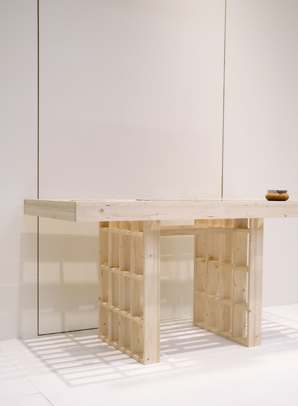 Herrera heeft een houten constructie ontworpen die is afgestemd op elk afzonderlijk stuk.