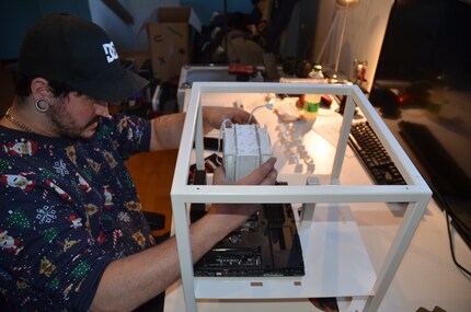 Clemens inserting the CPU cooler.