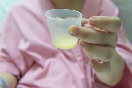 Colostrum is geler dan latere moedermelk en rijk aan eiwitten en vitaminen.