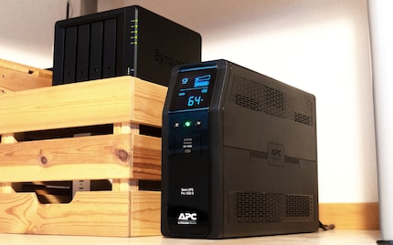 Naast het display heeft de voorkant drie knoppen en twee USB-poorten.