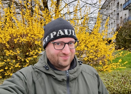 Selfie mit weichgezeichnetem Gesicht.