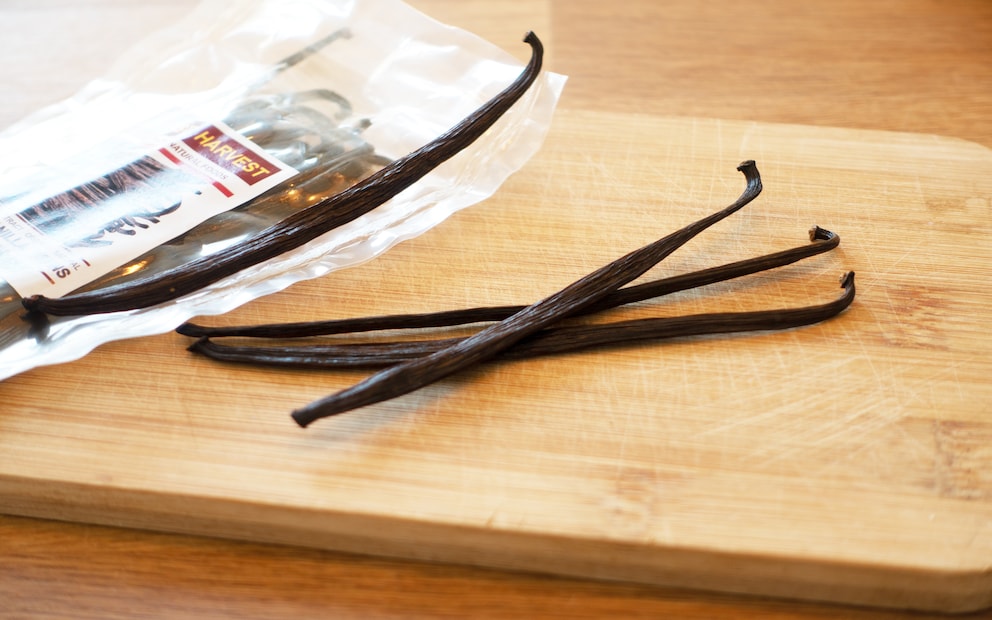 20 premium quality vanilla beans directly from Sri Lanka cost me 17 francs/Euros.