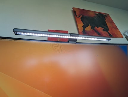 De LED's van de schermbalk verlichten het scherm en het bureau van bovenaf.