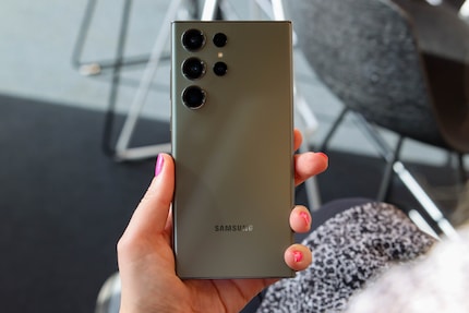 Looking at the back, it’s hard to tell the S23 Ultra apart from its predecessor.