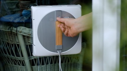 Ik moet de knop langer ingedrukt houden voordat ik de robot van het raam kan halen.