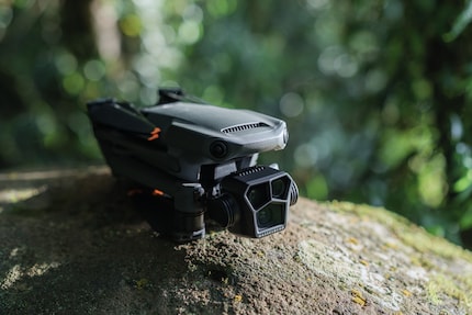 De nieuwe Mavic 3 Pro: De hoofdcamera onderaan, de twee telefotocamera's bovenaan.