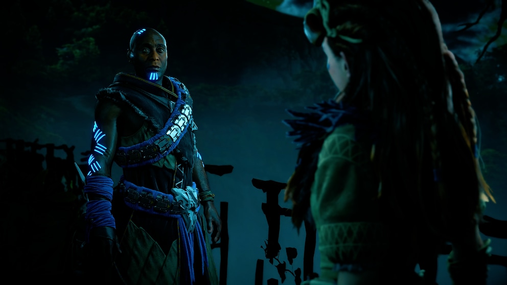 The mysterious Sylens informs Aloy of a possible new danger in the south.
