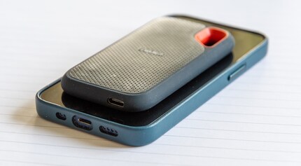 Ziet eruit als een smartphone, maar dan kleiner. Zonder scherm. En kapot. En met een gat rechtsboven. Maar verder net een smartphone.