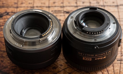 Aan de linkerkant een Canon bajonet voor reflexcamera's met één lens; aan de rechterkant een Nikon bajonet voor reflexcamera's met één lens. Hier past niets in elkaar.