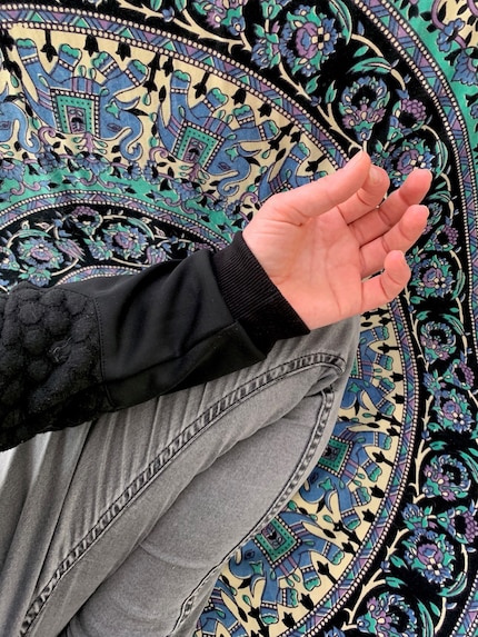 Handhoudingen tijdens meditatie worden mudra's genoemd en zijn bedoeld om de concentratie vast te houden en harmonie te creëren tussen spanning en ontspanning. Vroeger vond ik het een beetje gek, maar nu neem ik de handhouding automatisch aan als ik ga zitten om te mediteren.