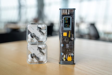 Het ontwerp doet denken aan andere transparante gadgets zoals de koptelefoon van Nothing.
