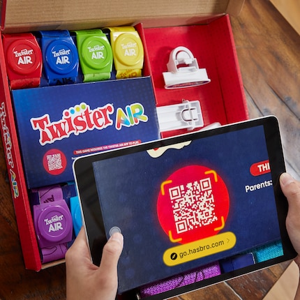 You need the Twister Air app to play. To do this, scan the QR code in the enclosed instructions.