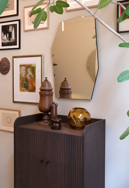 The inspiration for the scented candle «Tuck» under the mirror comes from a ball of paper.