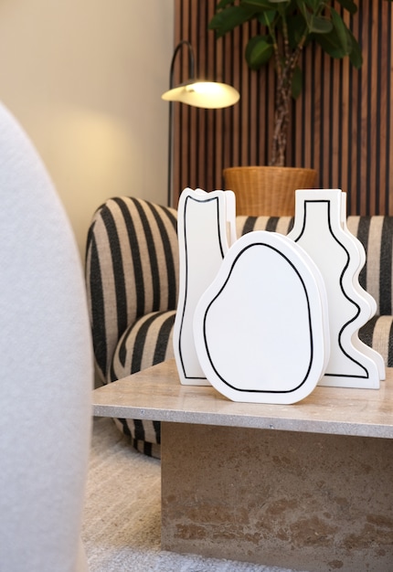 The design «Paste» looks completely one-dimensional from the front, but is a sculptural vase.