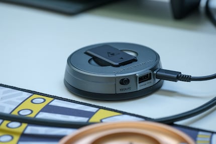 De zender van de Stealth Pro is ook een oplaadstation voor de batterijen.