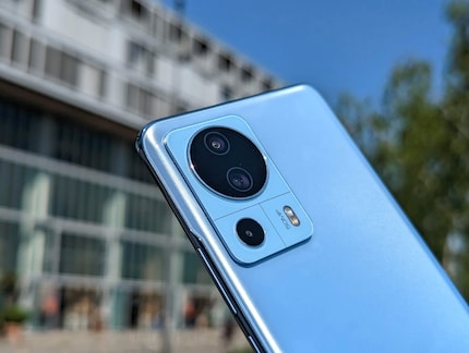 De 13 Lite is een vederlichte telefoon die lekker in de hand ligt.