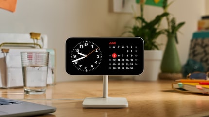 In standby mode, the iPhone becomes an alarm clock, among other things.