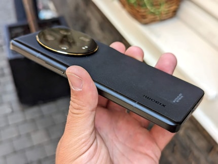 The back of the somewhat bulky Ultra – ft. retro camera look.