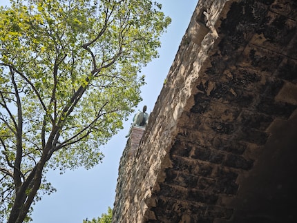 There’s an amazing amount of detail in the bridge arch. 