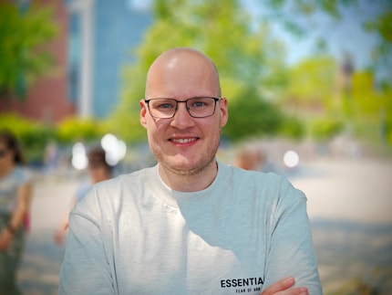 Here’s tech YouTuber MajorTech – unfortunately, a somewhat artificial blur. 