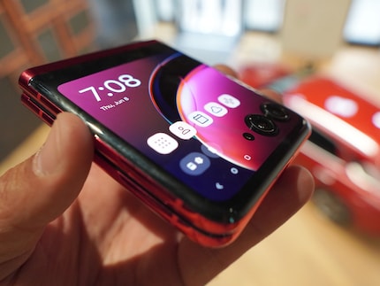 De Razr 40 Ultra is compact en slank.