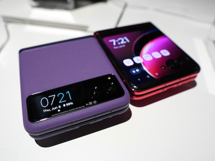 Het verschil is meteen zichtbaar: de Razr 40 heeft een ultraklein scherm.