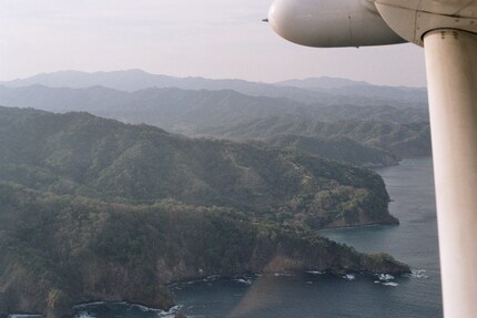 Net als tijdreizen: filmfoto's vanuit een propellervliegtuig boven Midden-Amerika.
