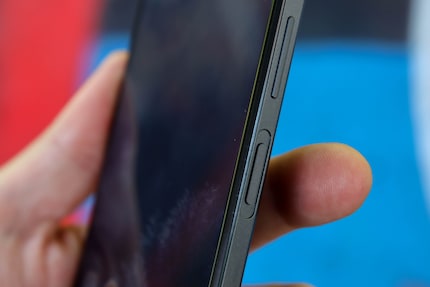 Bij het inschakelen ligt je vinger direct op de vingerafdruksensor.