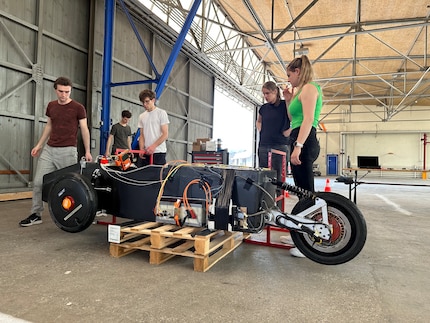 Teamoverleg in de hangar.