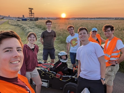 Selfietijd aan het einde van een succesvolle dag: het ETH-team op het militaire vliegveld in Dübendorf.
