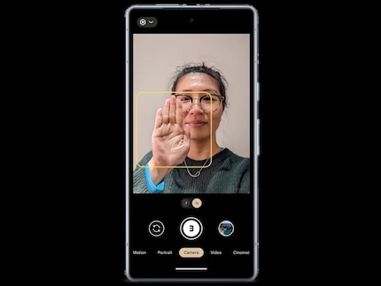 The palm of the hand starts the self-timer.
