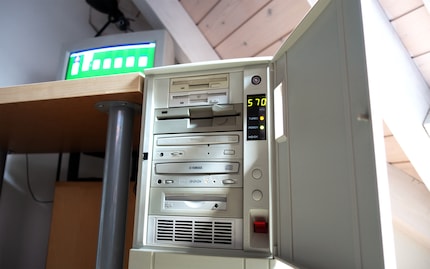 De voorkant van mijn retro PC met 3,5 inch floppydrive, superdiskdrive, 5. 25 inch floppydrive, CD-ROM en CD-ROM.25-inch floppydrive, cd-romstation, cd-brander, ZIP-drive en ventilatiesleuven voor toevoer van verse lucht.