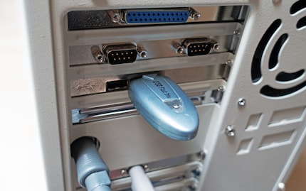 De nieuwe/oude USB-poorten en mijn 64-megabyte flashdrive.