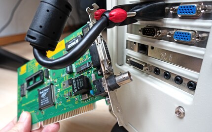 De blauwe netwerkkaart van Allied Telesyn naast de nieuwe, werkende RJ45-poort van een Intel Pro/100 S.