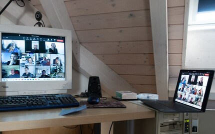 Het Teams gesprek - gespiegeld van de Windows 11 notebook naar de Windows 98 PC. Ik doe mee! 