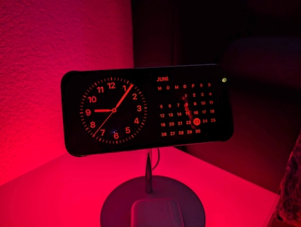 De rode wijzerplaat wordt automatisch ingeschakeld zodra de sensor een laag lichtniveau detecteert.