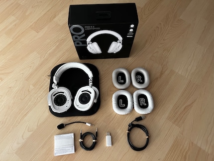 Er worden veel accessoires meegeleverd met de headset.