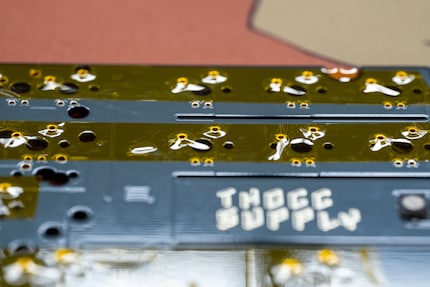 Het plakband fixeert de Mill-Max connector die nog niet is vastgesoldeerd.