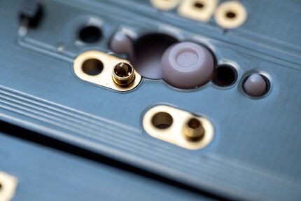 De schakelaar, hier van onderaf gezien, zet de mill-max connector vast die nog niet is vastgesoldeerd.