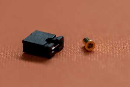 Een Mill-Max connector is klein, verdomd klein. Een jumper ter vergelijking.