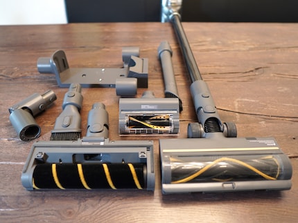 Dreame includes many accessories with the R20.
