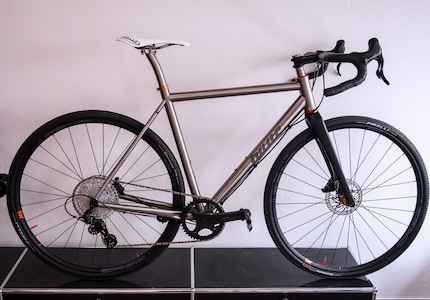 Bei diesem Gravelbike mit Titanrahmen und mechanischer Schaltgruppe von Campagnolo schlägt auch mein Herz höher.