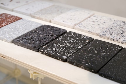Im terrazzo-ähnlichen Material stecken zerkleinerte Muschelschalen von Austern, Jakobsmuscheln und Seeohren. Es kann auch geschliffen werden.