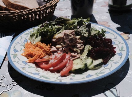 Das Tagesangebot: Wurst-Käse-Salat. Gäbe es Pornhub für Foodporn, wäre dieses Foto in der Rubrik «Amateurs».